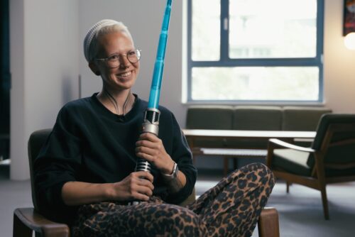 Stefanie Heinzmann mit einem Star Wars Schwert