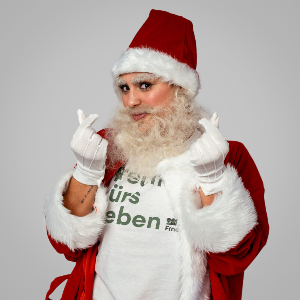 Der Weihnachtsmann im Freunde fürs Leben T-Shirt mit Herzgesten mit den Fingern