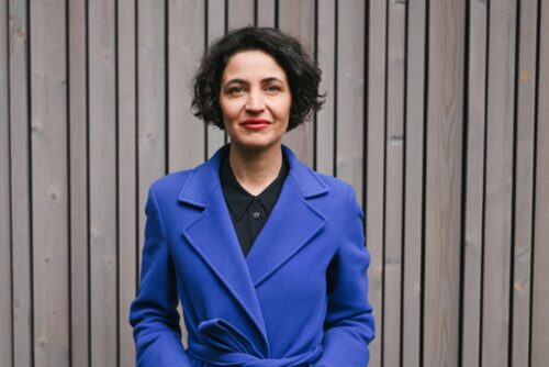 Anna-Lena von Hodenberg in blauem Mantel