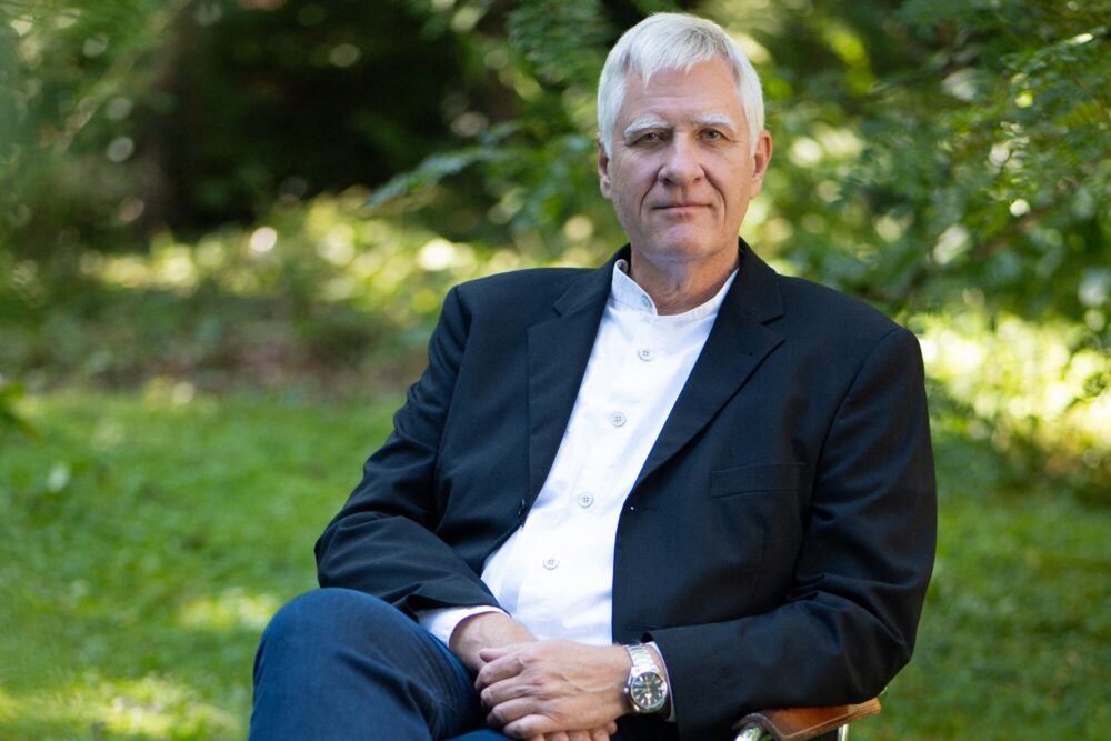 Dr. Thomas Bergner auf einem Stuhl auf einer Wiese