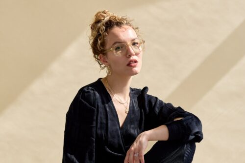 Rike van Kleef vor beiger Wand