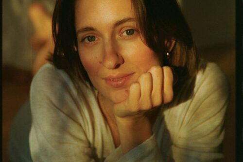 Paula Schulze in warmem Licht