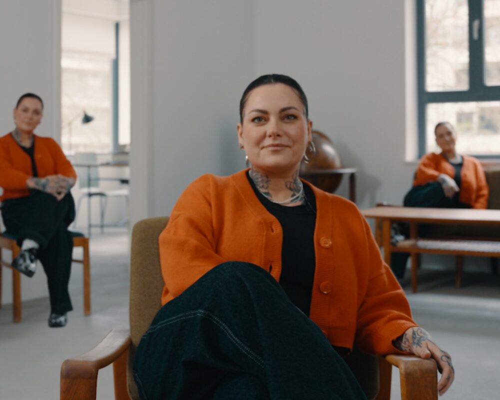 Vicky auf einem Stuhl