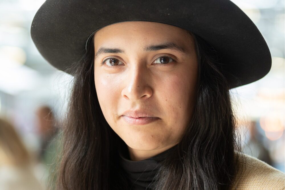 Portrait mit Hut von Diana Kinnert