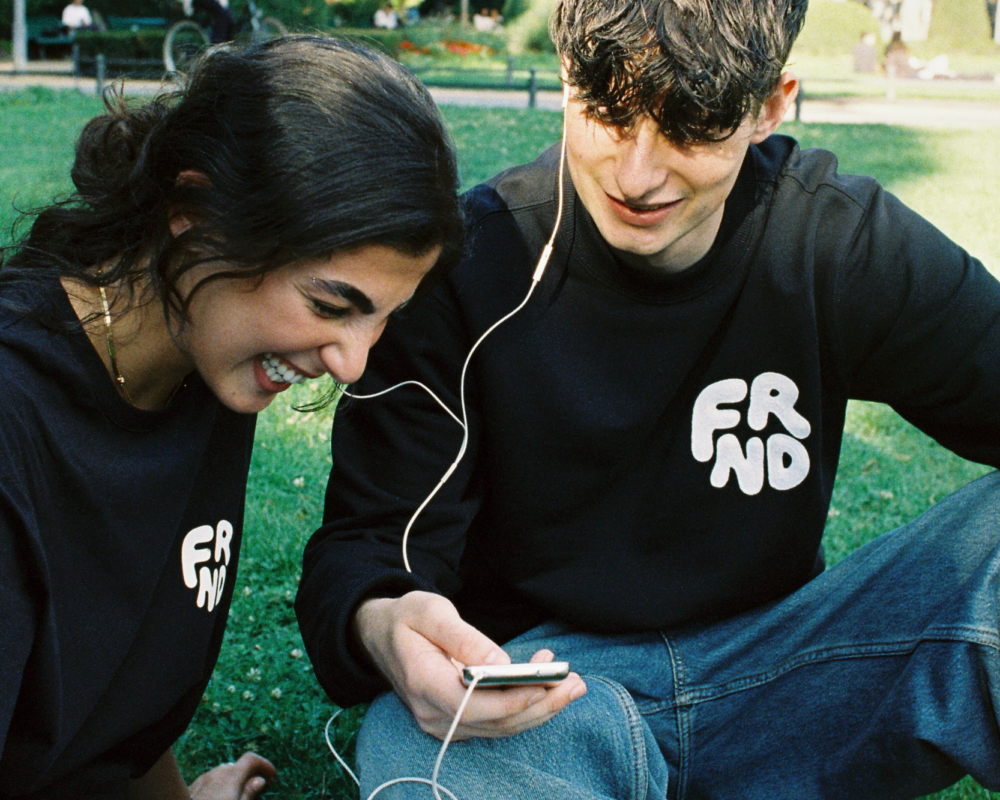 Eine Frau und ein Mann im FRND Sweatshirt