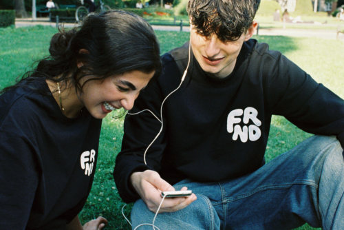 Eine Frau und ein Mann im FRND Sweatshirt