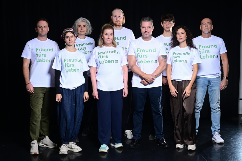 Von links nach rechts: Philipp Hallenberger (Produzent), Anouk Brandao (Regieassistentin), Anja Furthmann (Ausstatterin), Alexa Maria Surholt (Schauspielerin, Rolle Anne), Paul Radke (Schauspieler, Rolle Pfleger), Hardy Krüger (Schauspieler, Rolle Pierre), Quentin Lopes (Schauspieler, Rolle Nicolas), Nadine Menz (Schauspielerin, Rolle Sofia), Holger Hauer (Regisseur sowie Schauspieler, Rolle Arzt) // Foto: Urban Ruths