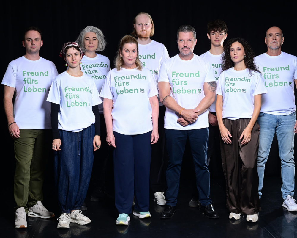 Von links nach rechts: Philipp Hallenberger (Produzent), Anouk Brandao (Regieassistentin), Anja Furthmann (Ausstatterin), Alexa Maria Surholt (Schauspielerin, Rolle Anne), Paul Radke (Schauspieler, Rolle Pfleger), Hardy Krüger (Schauspieler, Rolle Pierre), Quentin Lopes (Schauspieler, Rolle Nicolas), Nadine Menz (Schauspielerin, Rolle Sofia), Holger Hauer (Regisseur sowie Schauspieler, Rolle Arzt) // Foto: Urban Ruths
